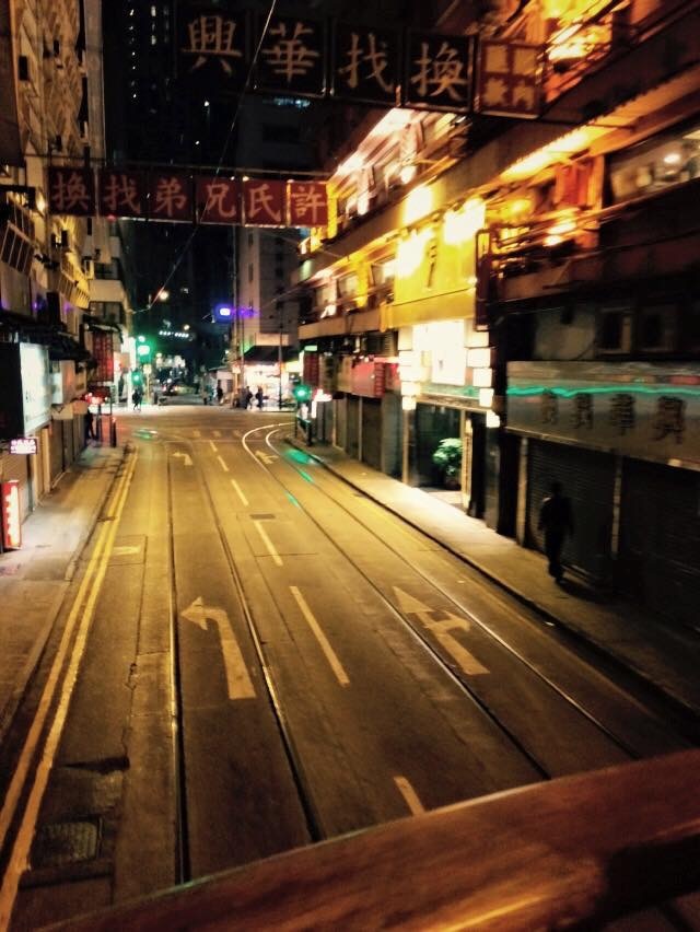 こちらは二重線(左)があるので止まってくれない道路。