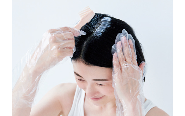 室温は20~30℃。染めたい部分から剤を塗りはじめる