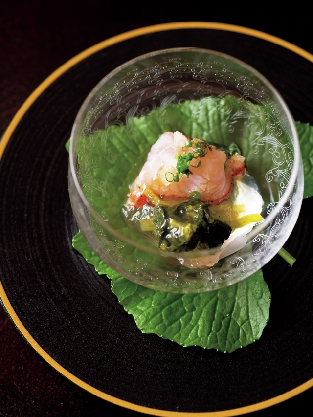 金目鯛の炙り。花わさびとポン酢のジュレを添えて。わさびの葉を葉蓋にして、涼やかさを演出