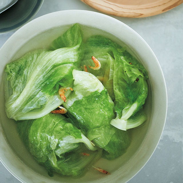 初夏の旬食材で作る レタスの丸ごとスープ煮 ウー ウェンさんのからだ想いの家中華 Web Eclat 50代女性のためのファッション ビューティ ライフスタイル最新情報
