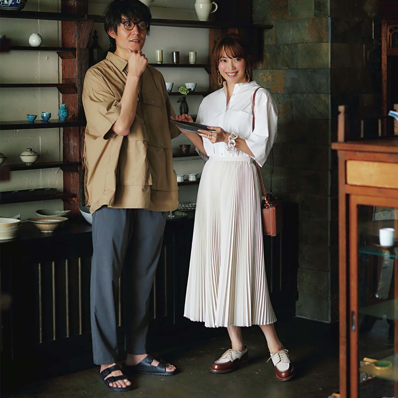 シャツ×オフホワイトのプリーツスカートコーデを着たモデルの蛯原友里さん
