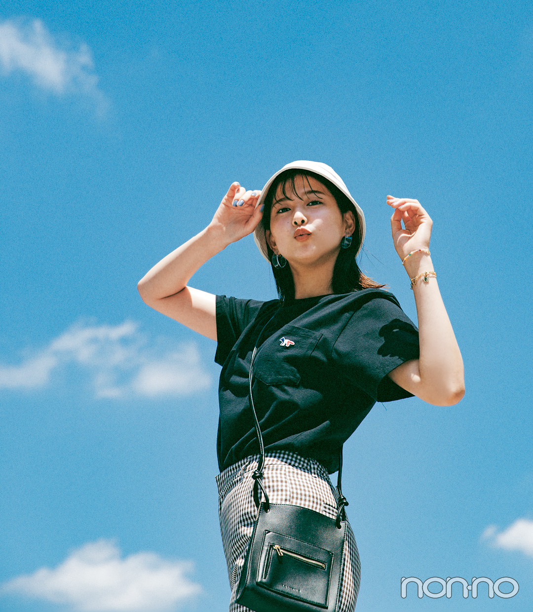 渡邉理佐のTシャツを可愛く着こなす方法のコーデ1-3