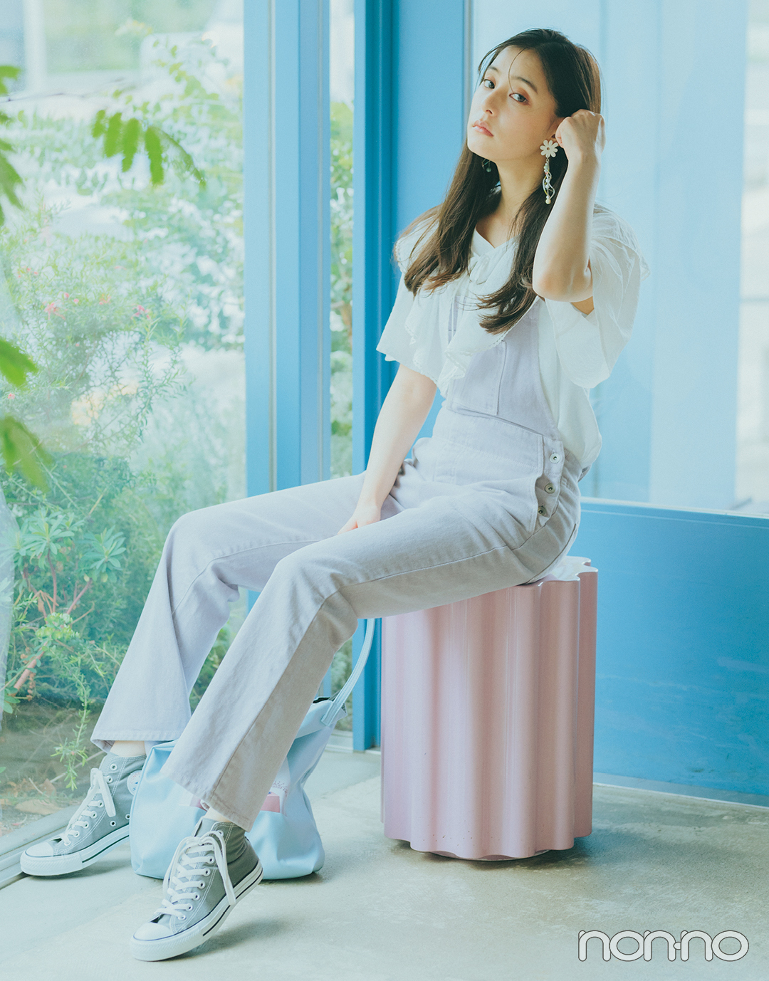 『新木優子』の『ビッグカラーブラウス』モデルカット1−4