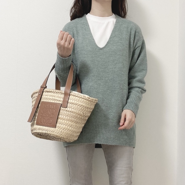H&Mのミントグリーンのニットで少し春を意識しつつ、首の詰まった白のインナーで程よいカジュアル感をプラス