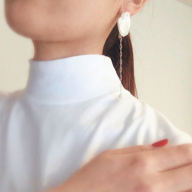 白+ベージュパンツの日は 大ぶりピアスをアクセントに