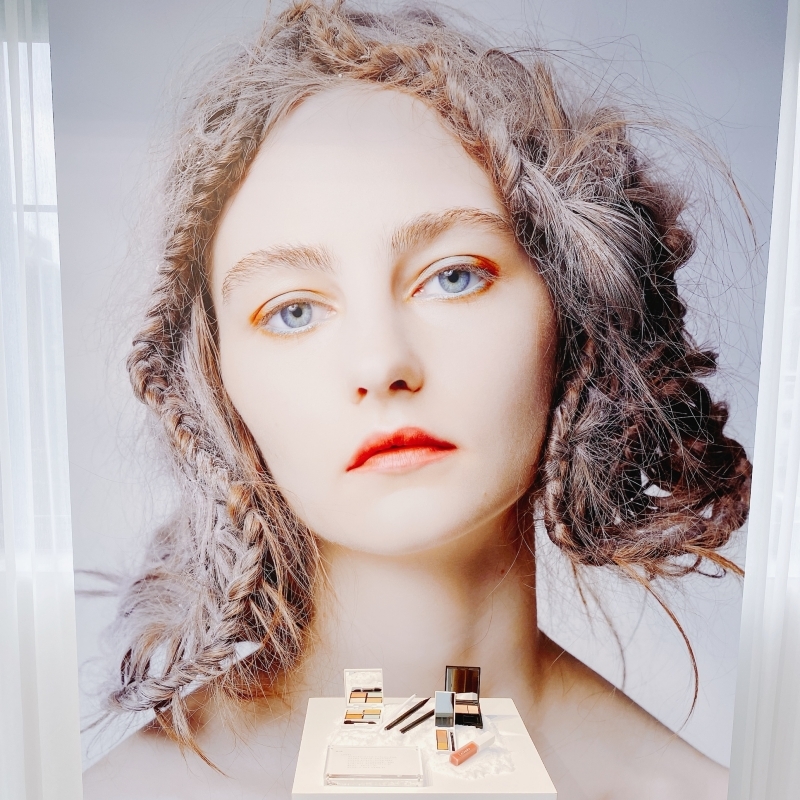 セルヴォークの2021年秋冬メイクアップコレクションのLOOK1