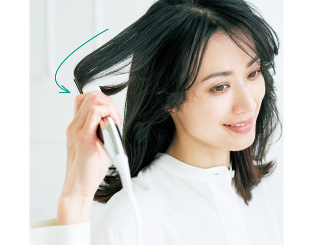 表面の毛束は大きな内巻きに