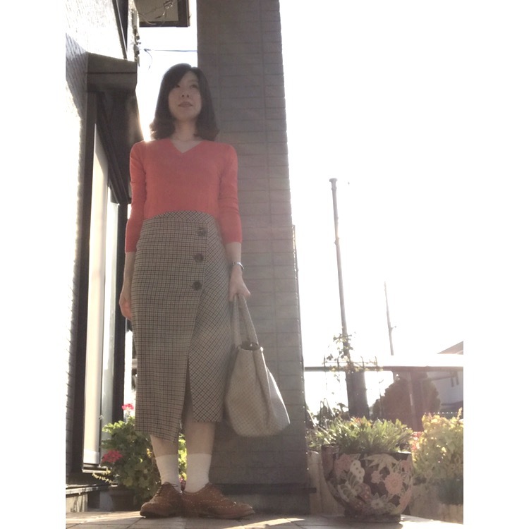 リアル通勤コーデ。連休明けの火曜日は赤いニットでパワーアップ!_1_1