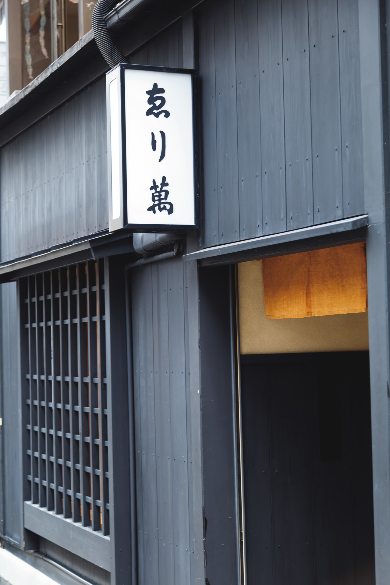 粋筋の人から支持されるはんなりとした色使いと柄 ゑり萬_1_2