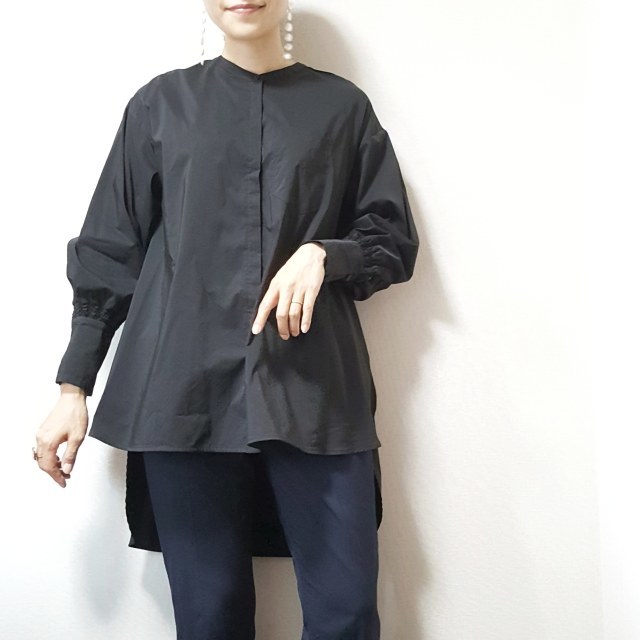 ELENDEEKのブラックカラーのブラウス