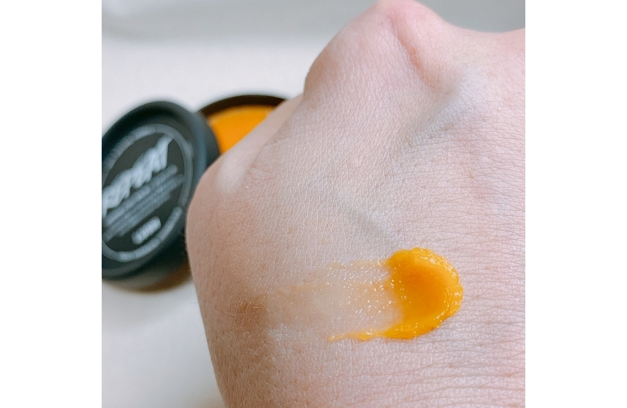 LUSHのフットバームのリピートは体温で溶けてオイル状に変化するテクスチャー