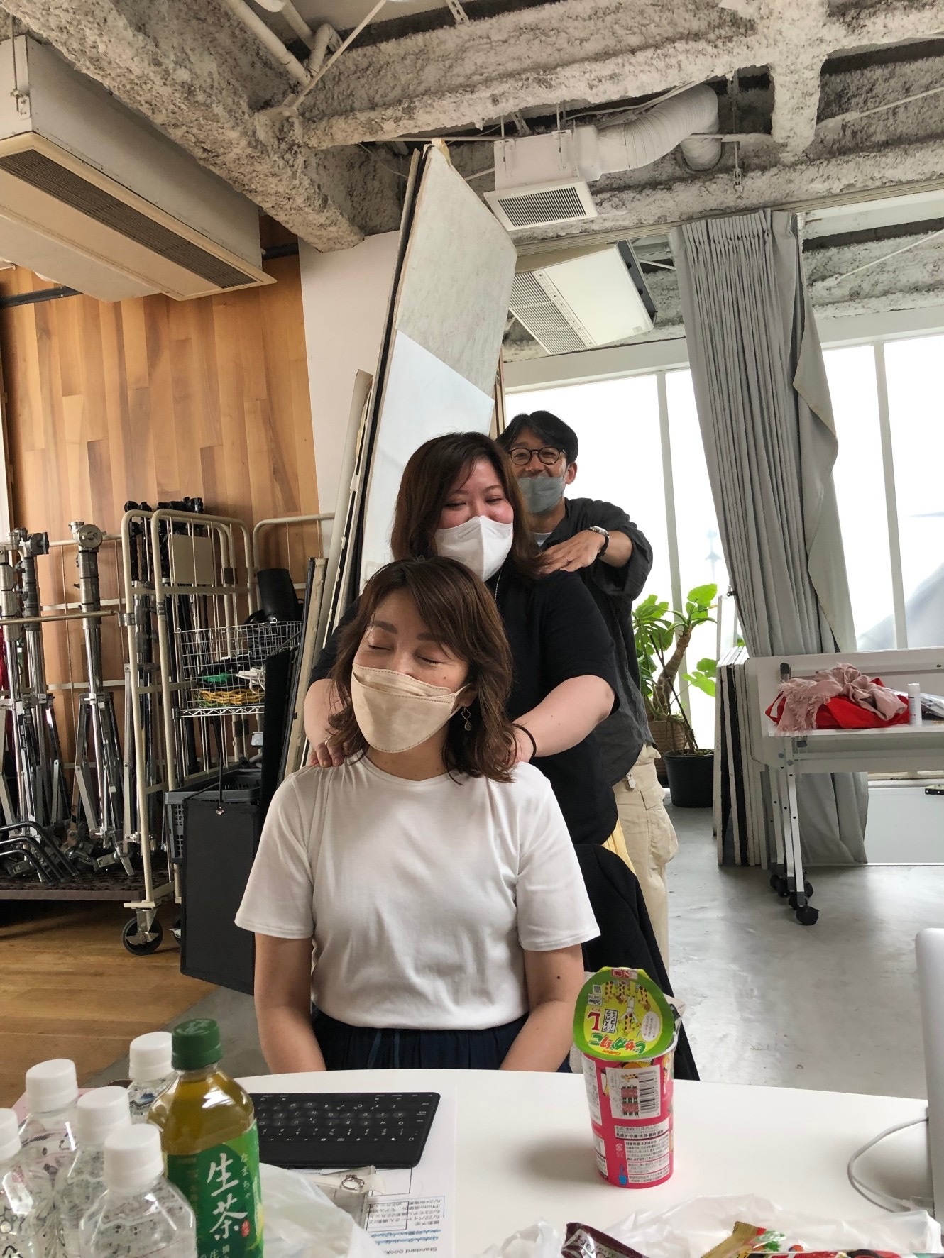 私の後ろにUちゃん、そのうしろに加わってきたのがカメラマンの須藤さん。親がめ、子がめ、孫がめみたいになっています(笑)。
ちなみに私の着用のTシャツは松村純子さんコラボの鉄板Tシャツ!