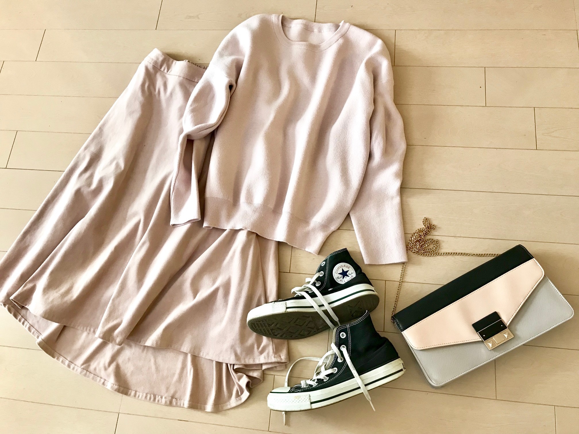 バッグには、スニーカーやお洋服と同じ色が少しでも入っていると、ボヤけず引き締まります