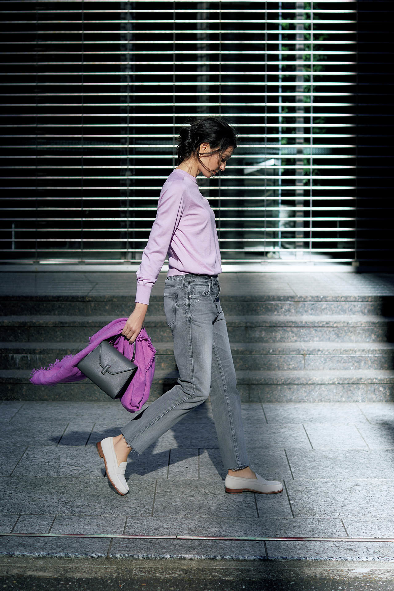 この春 ワードローブに加えたい こなれ見えする新デニムは グレー 五選 Web Eclat 50代女性のためのファッション ビューティ ライフスタイル最新情報