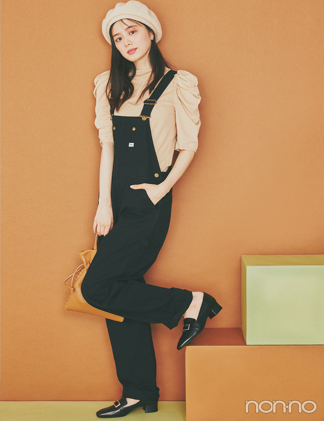 上品なパワショルトップスとラフなサロペットでミックスカジュアル 大学生の毎日コーデ Non No Web ファッション 美容 モデル情報を毎日お届け