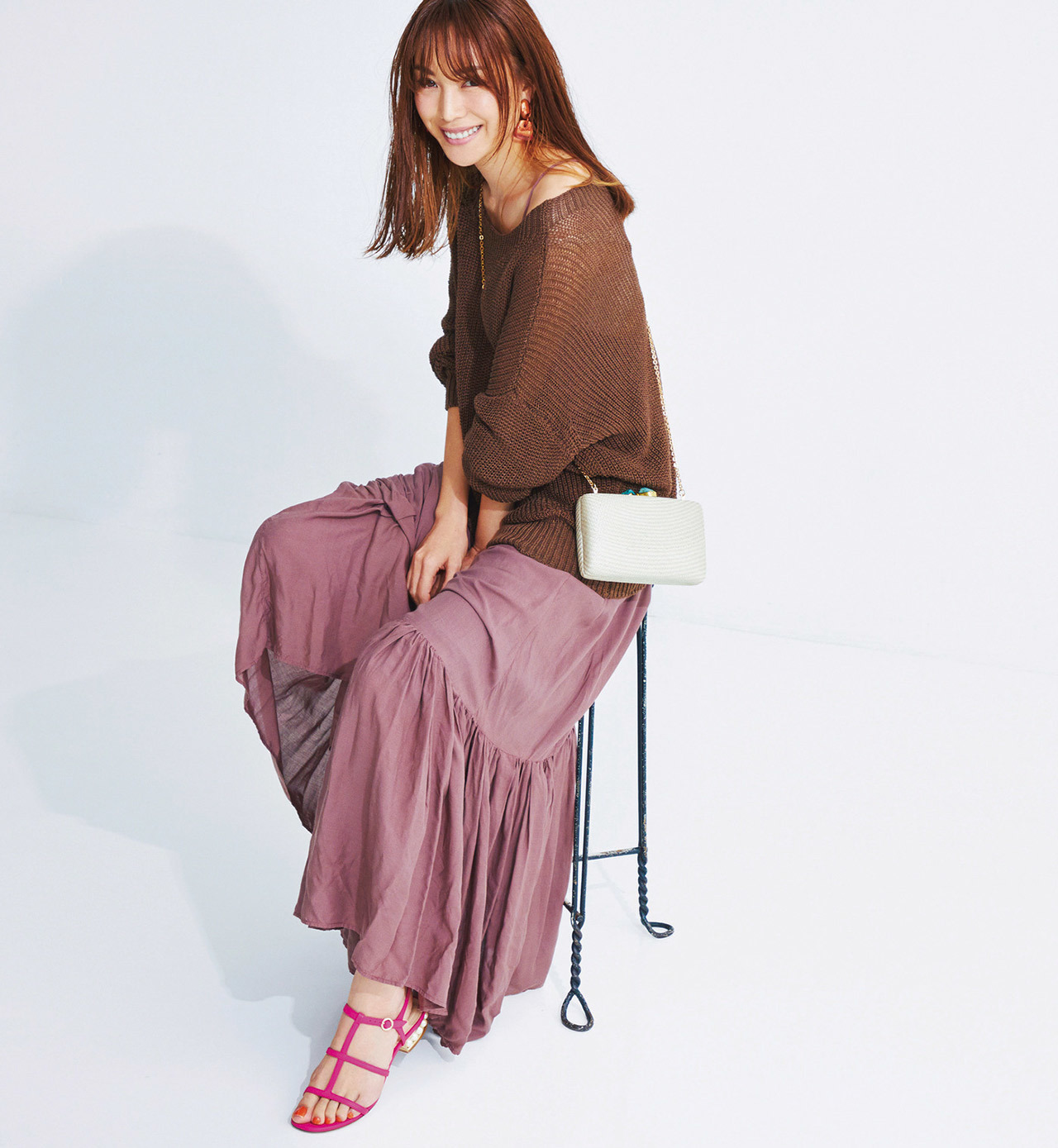 サンダル×ニット×ワンピースコーデを着たモデルの蛯原友里さん