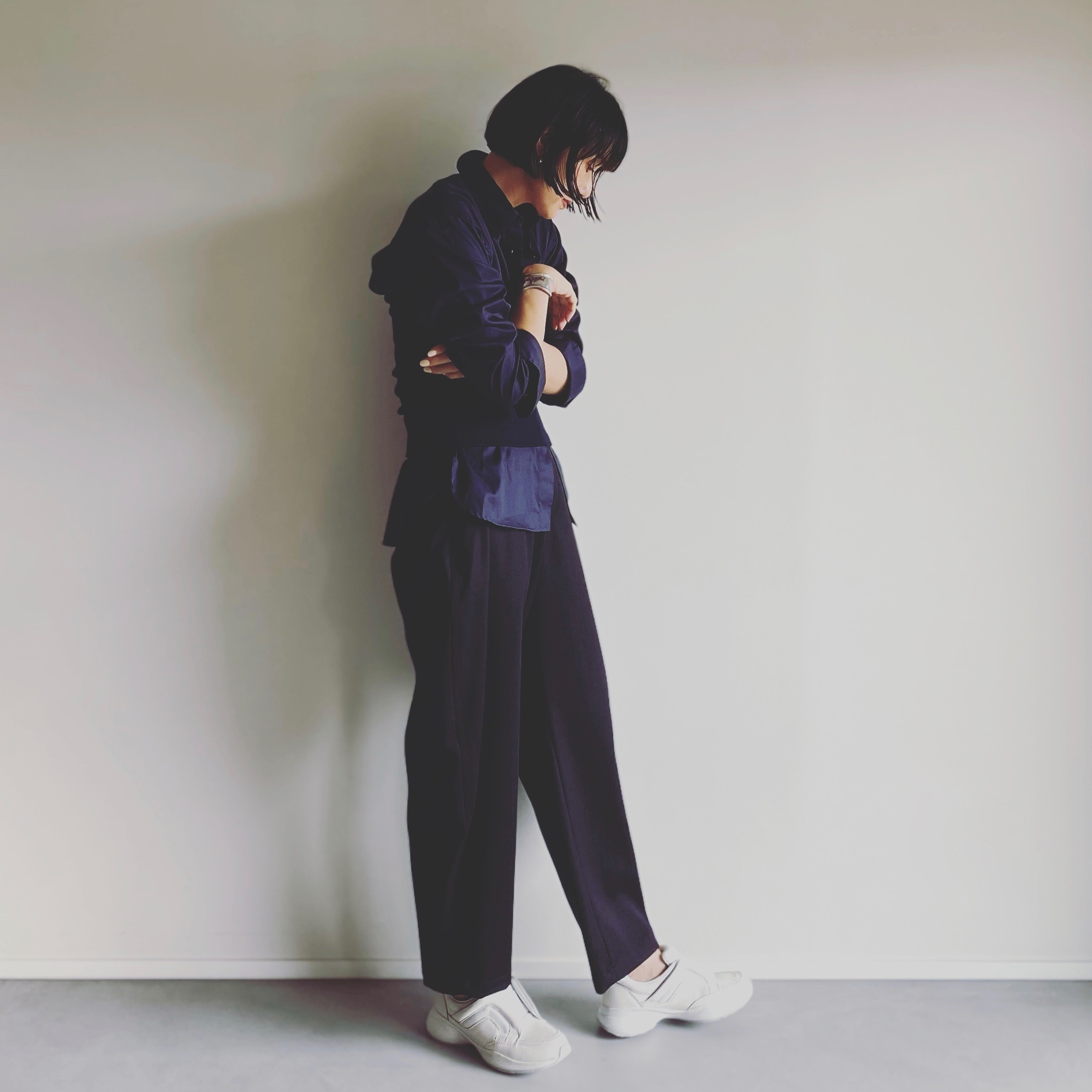 坪田あさみ アキレス・ソルボ スリッポン 着用写真 パンツコーデ 通勤コーデ