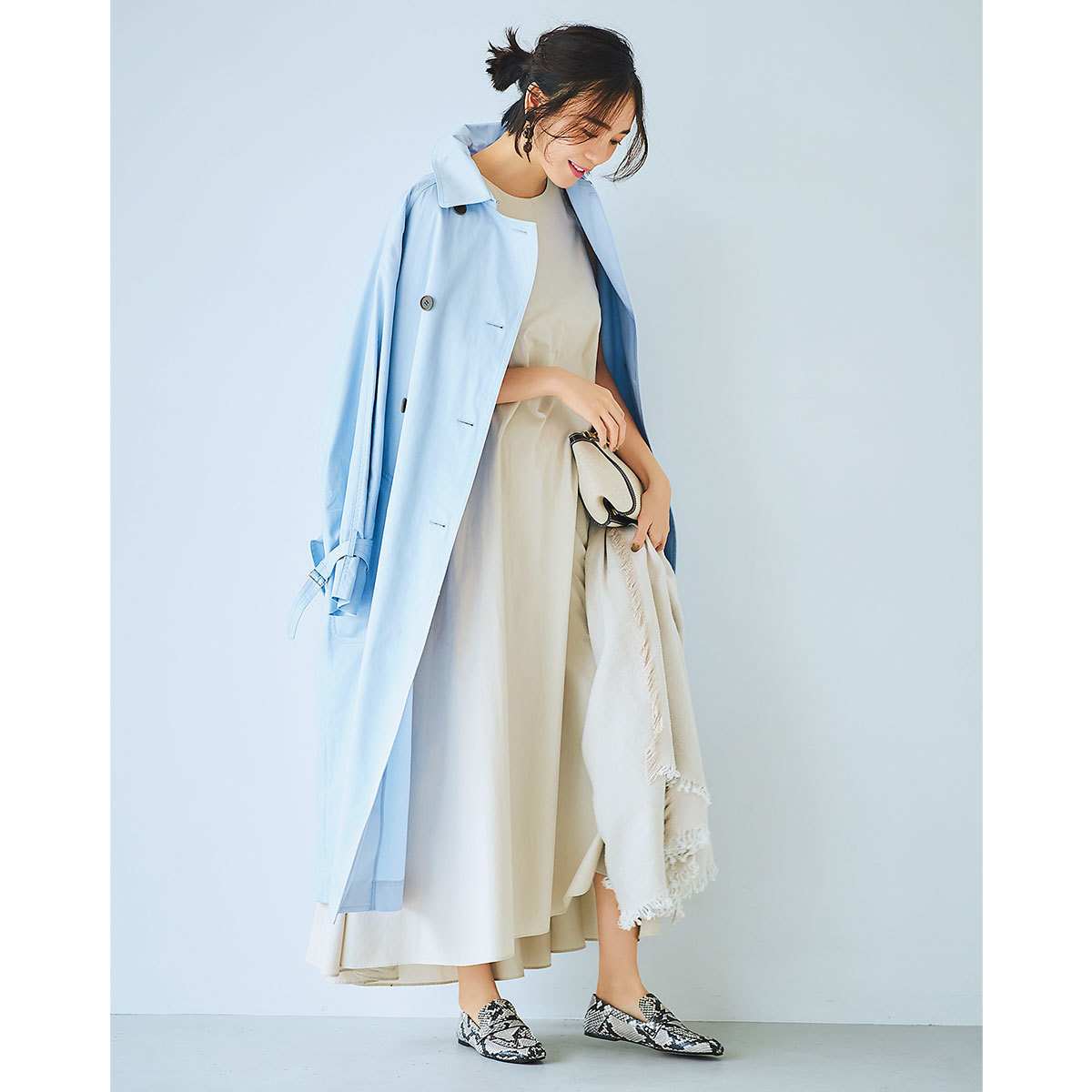 ペールブルーのトレンチコート×ベージュのワンピースコーデ