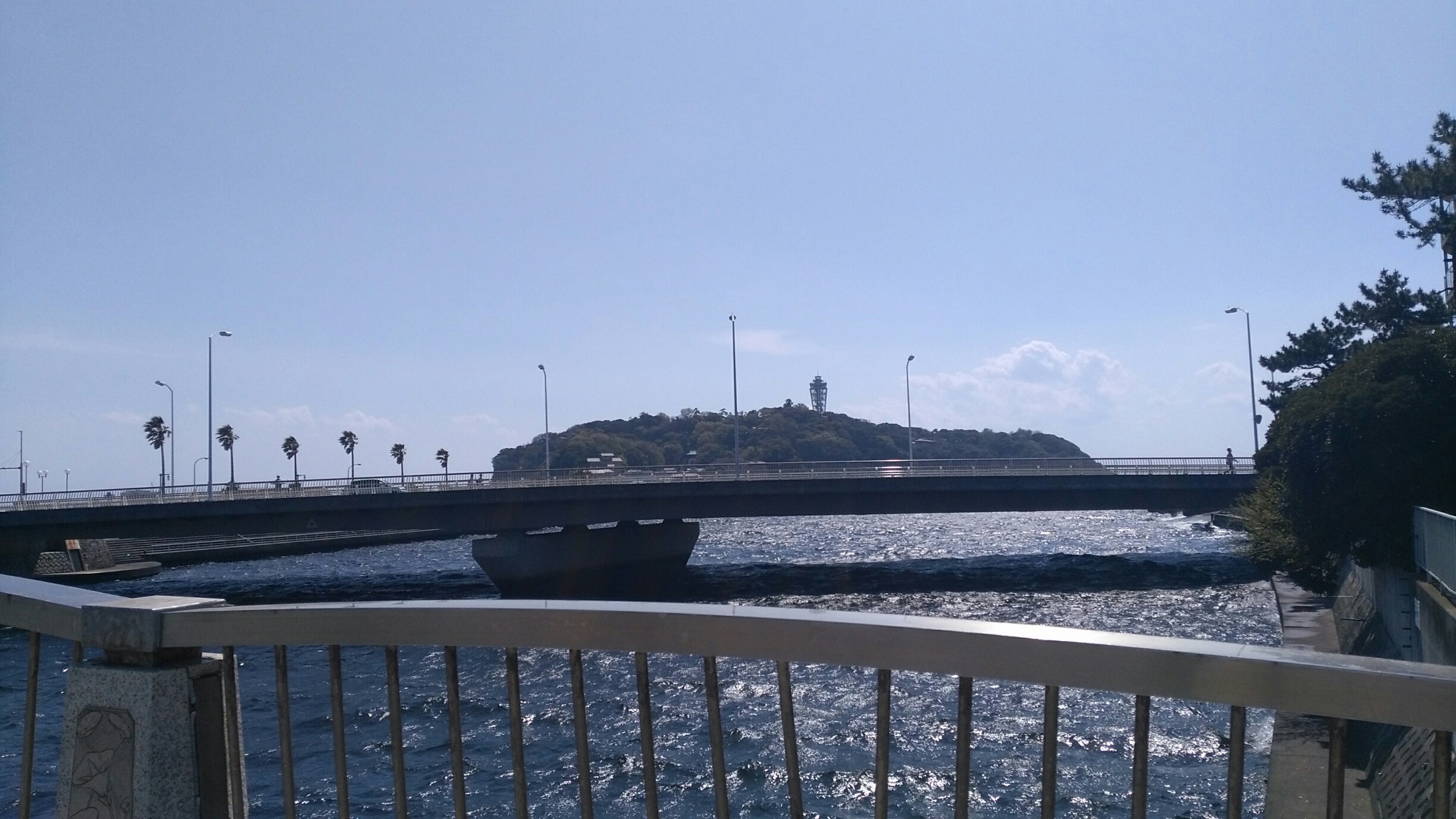片瀬江ノ島駅をでると見える江ノ島