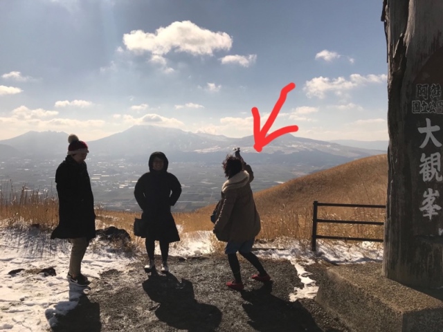雄大な阿蘇山とわたしの謎ポーズ。