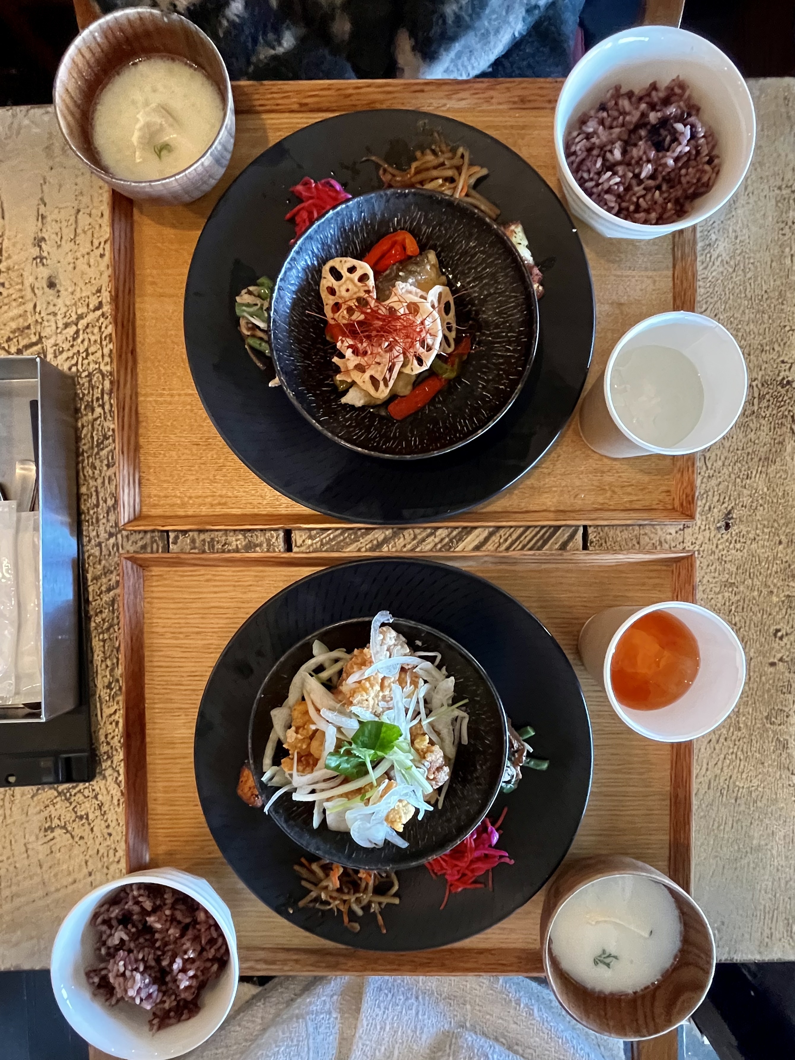 (上)タラと彩り野菜の甘酢あんかけ
1400円(下)鶏もも肉のスパイシー黒胡椒揚げ
1300円