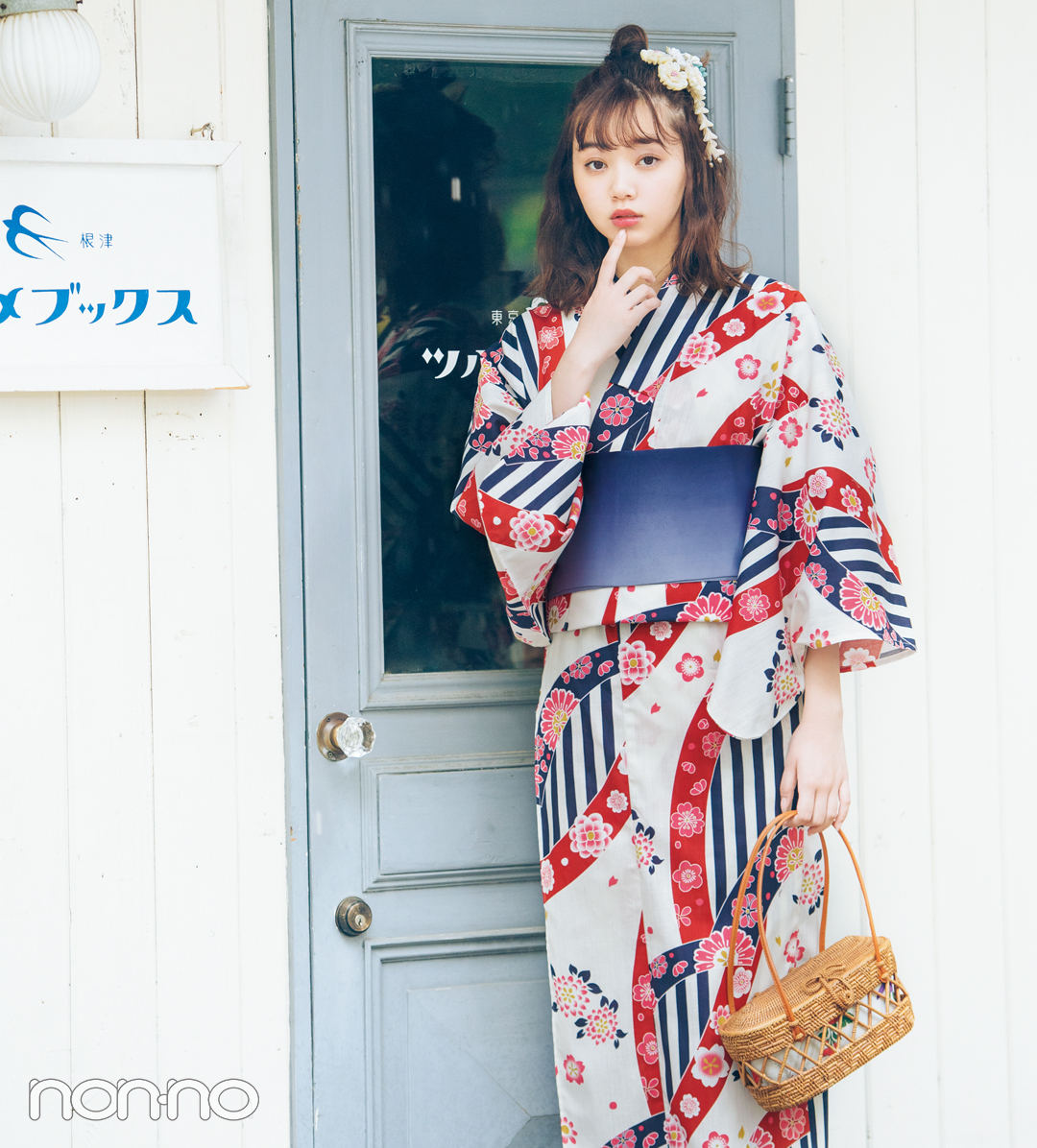 古典花柄と大胆ストライプの コントラストに視線集中!