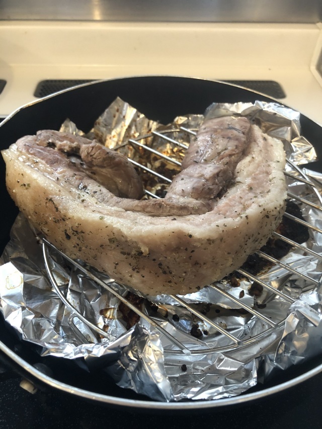 ②火をつけて、煙がでてきたら、あらかじめハーブソルトに付け込んでおいた豚バラのブロック(事前にラップに包んで電子レンジ600Wで2分程加熱したもの)を網の上に乗せる