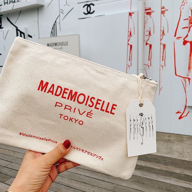 シャネルの展覧会でいただいたプレゼント。入り口と同じアートが描かれています