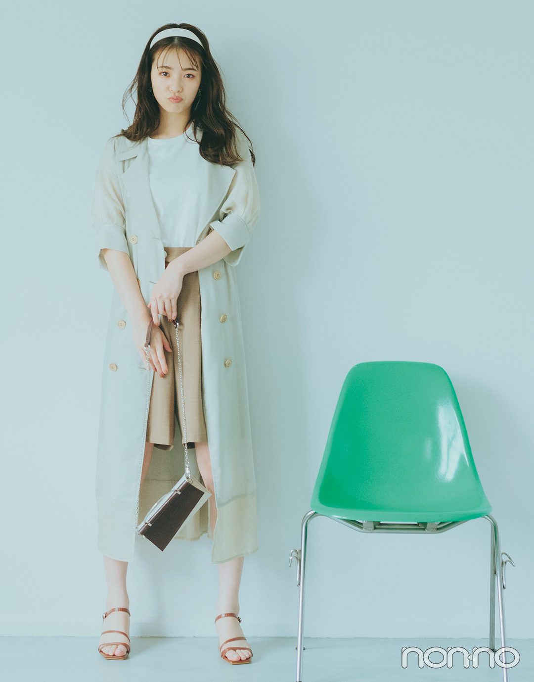 『横田真悠』の『ノースリTシャツ』モデルカット3−2
