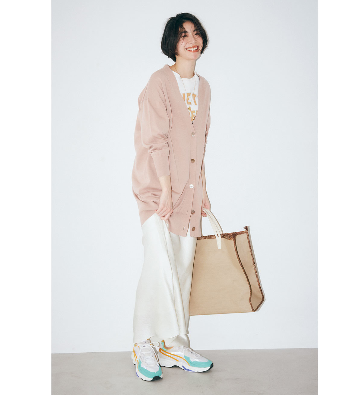 ■淡ピンクのロングカーディガン×ロゴT×スカート×スニーカーコーデ