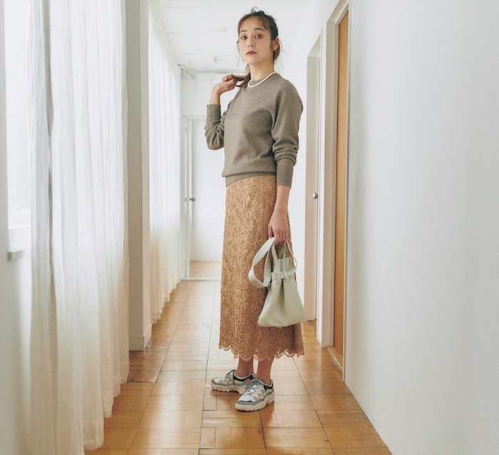 新しい秋の ベージュ コーデに合わせる足元と手元の正解は マリソル10月号 撮影現場からお届けします ファッション誌marisol マリソル Online 40代をもっとキレイに 女っぷり上々