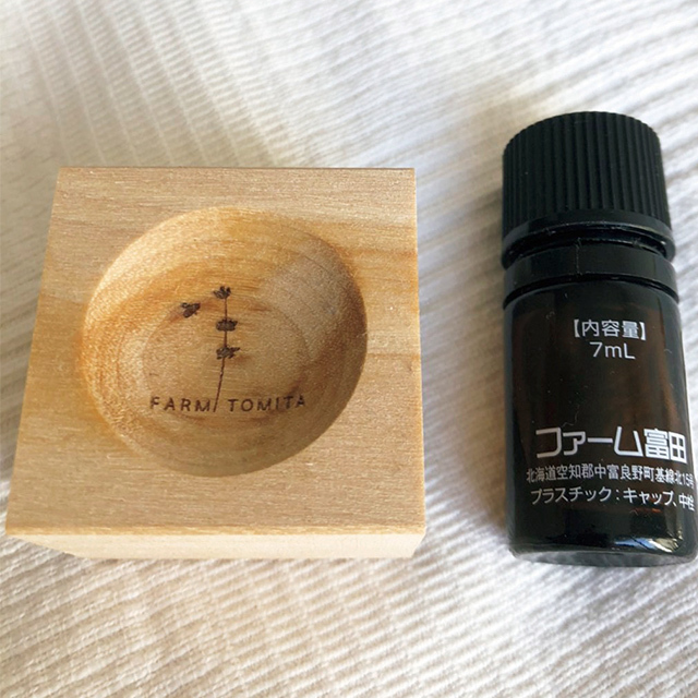 富良野のラベンダーオイルを 樺のアロマディッシュにたらして
