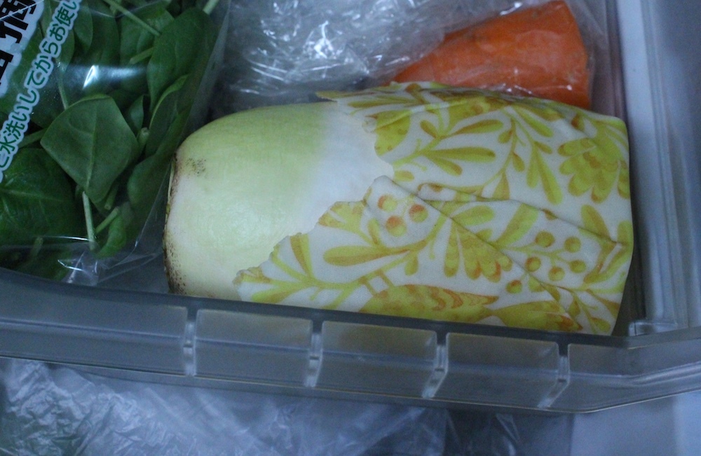 野菜の切り口を覆うのに最適なSサイズのミツロウラップ
