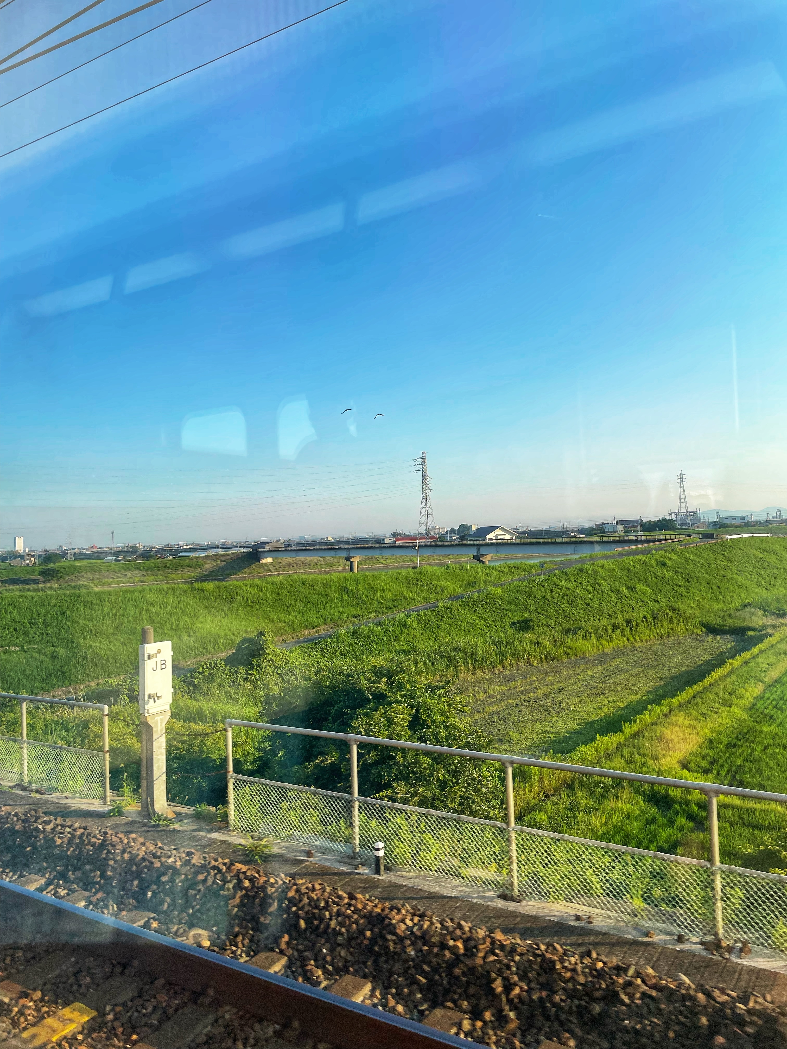 電車からのきれいな空の写真