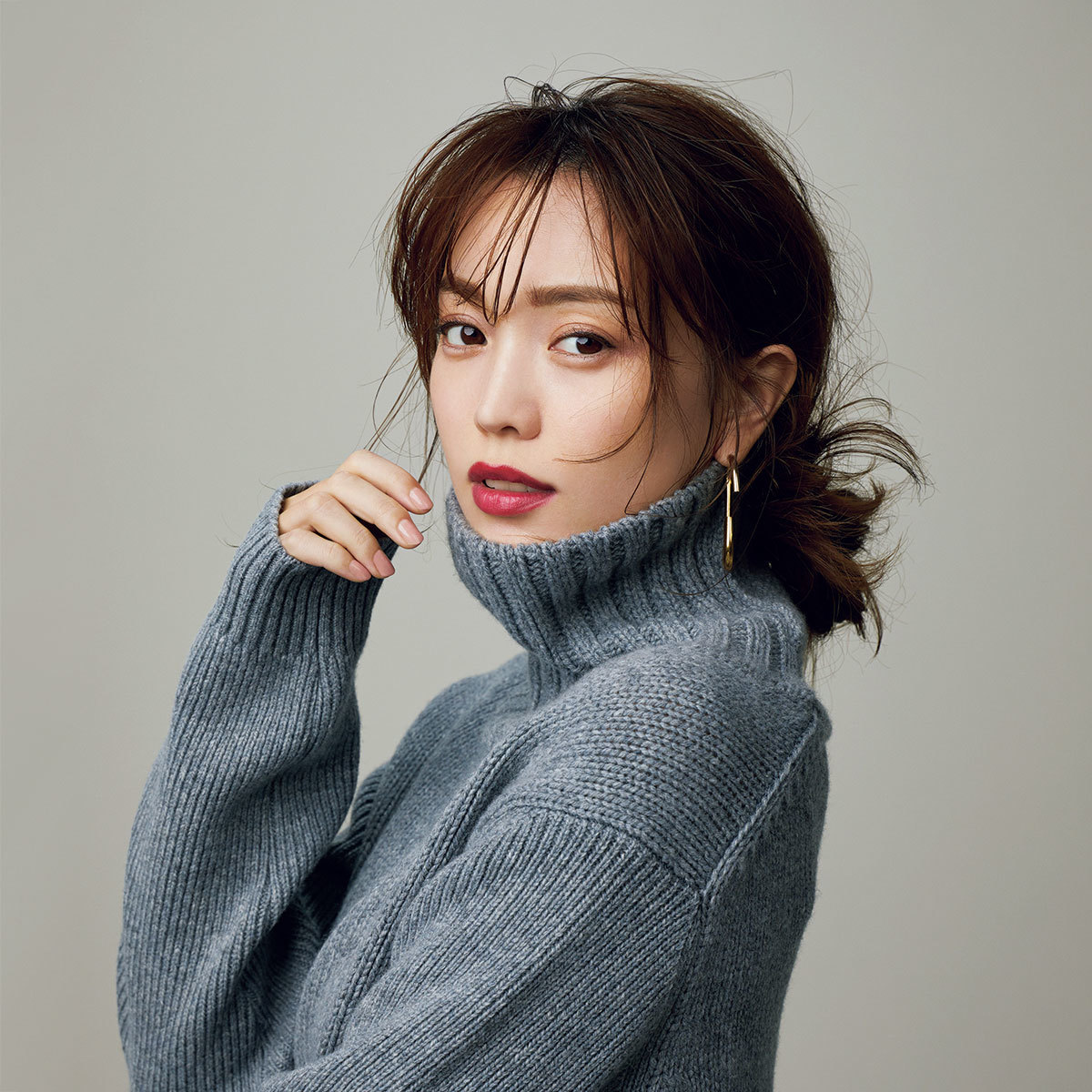 普通のニットをヘアアレンジでおしゃれに見せたい エビ的おしゃれのバランス学 2 ファッション誌marisol マリソル Online 40代をもっとキレイに 女っぷり上々