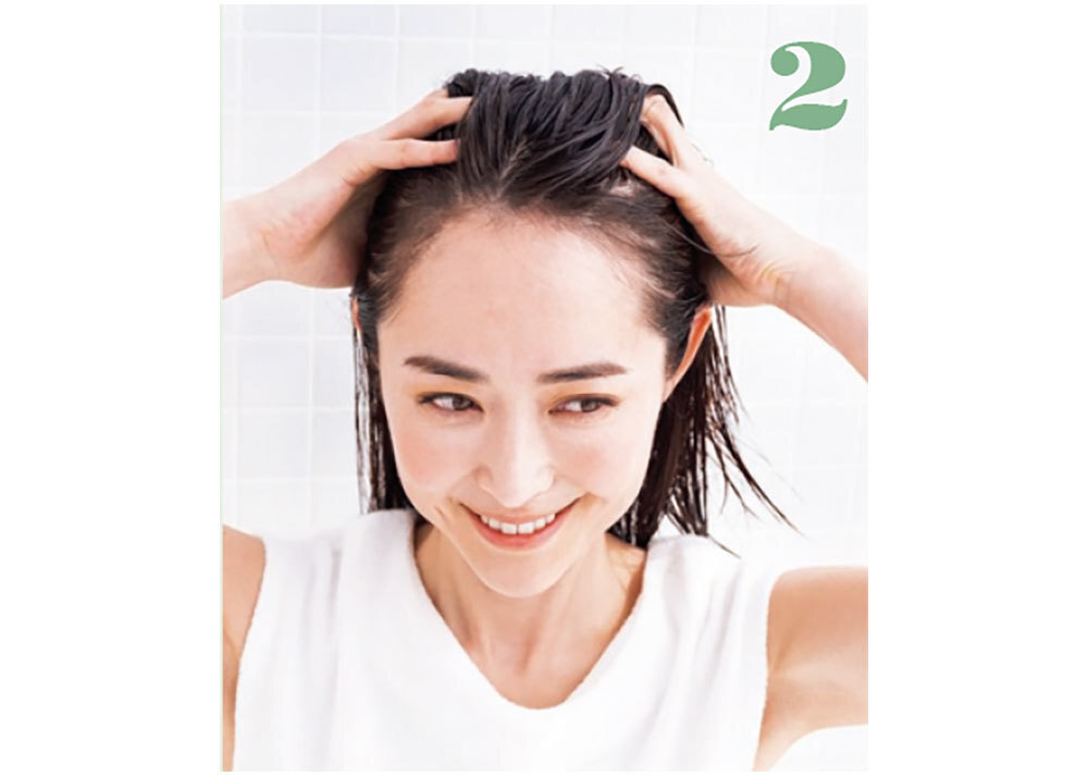 手のひら全体で、頭部全体に行き渡らせる。髪を洗う時の要領で、両側からはさみ撃ちするようにすると、まんべんなくなじませられる。