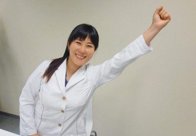 笑顔がとっても素敵な爽やか美女医の堀内先生。先生の白衣のラインはゴールドですね!