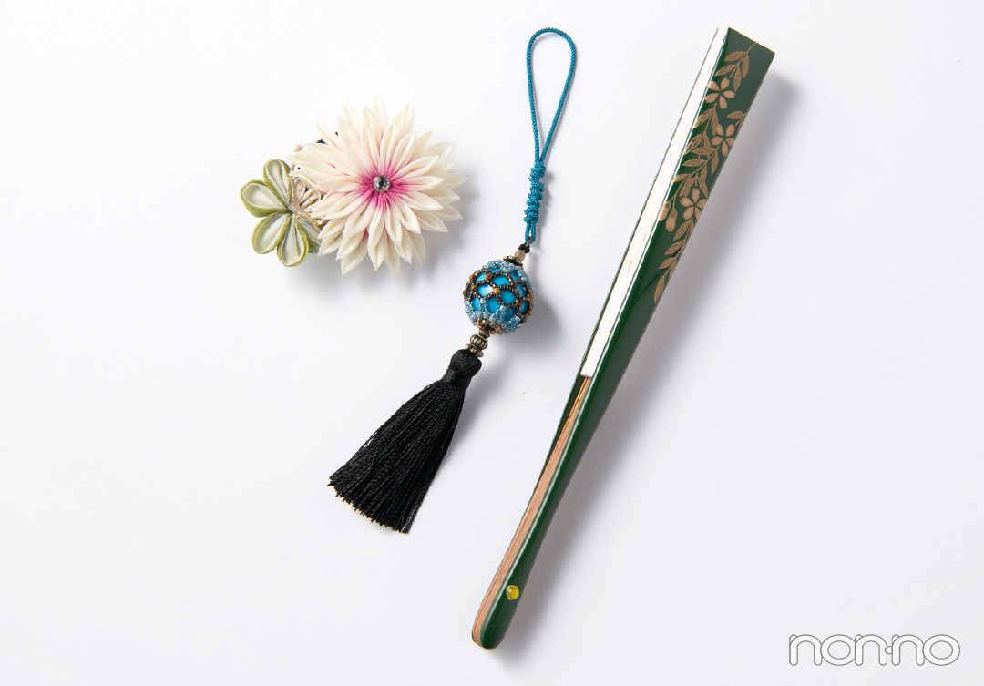 振袖って帯周りの和小物で差がつくんです 帯留め 根付 扇子のコーデをチェック 成人式 Non No Web ファッション 美容 モデル情報を毎日お届け