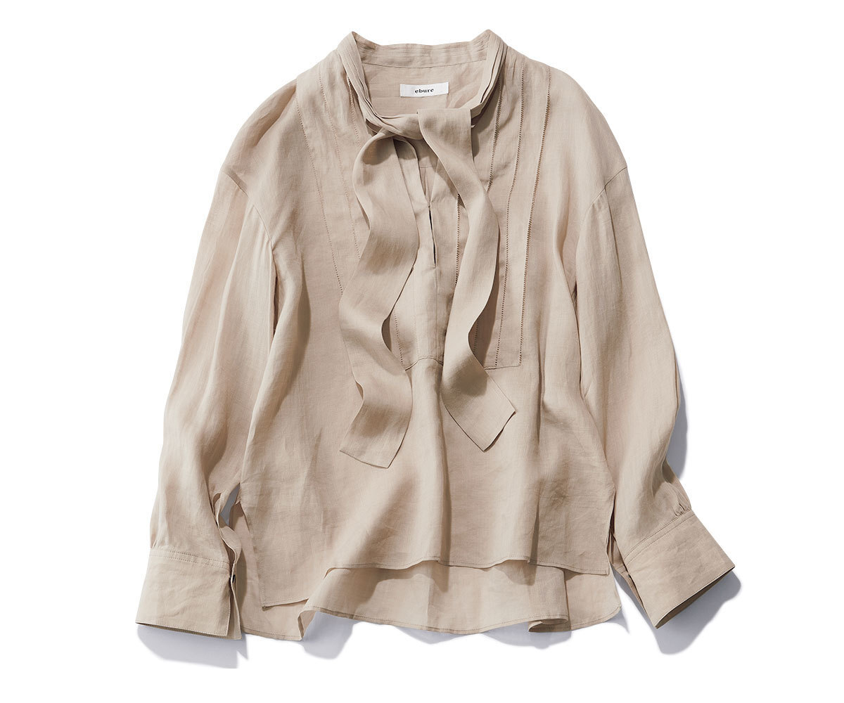 ブラウス¥34,100/エブールギンザシックス(ebure)
