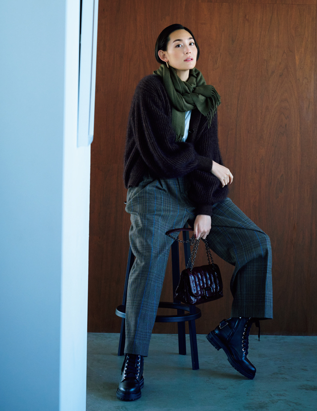 黒ショートブーツのコーデのLIZA