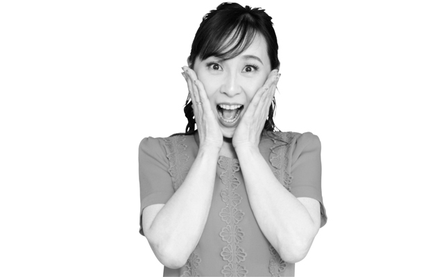下半顔が逆三角形になるよう両手で押さえる