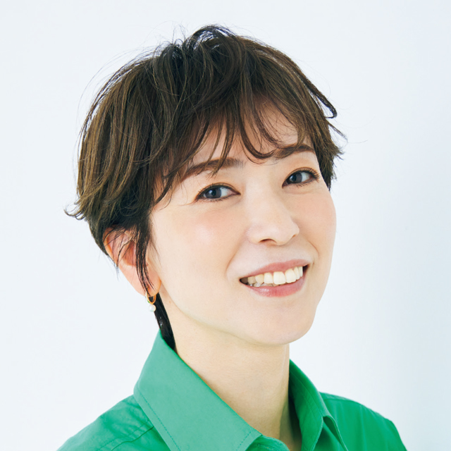 白髪部分にハイライトカラーをのせて透明感のあるショートヘアに 50代髪型 ヘアスタイル Web Eclat 50代女性のためのファッション ビューティ ライフスタイル最新情報