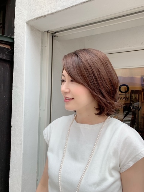 前髪は少し伸ばし、自然に流しています。