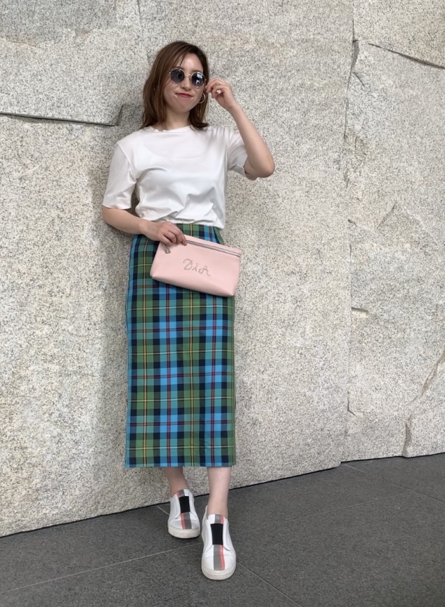 Tシャツとスニーカーとチェック柄スカート