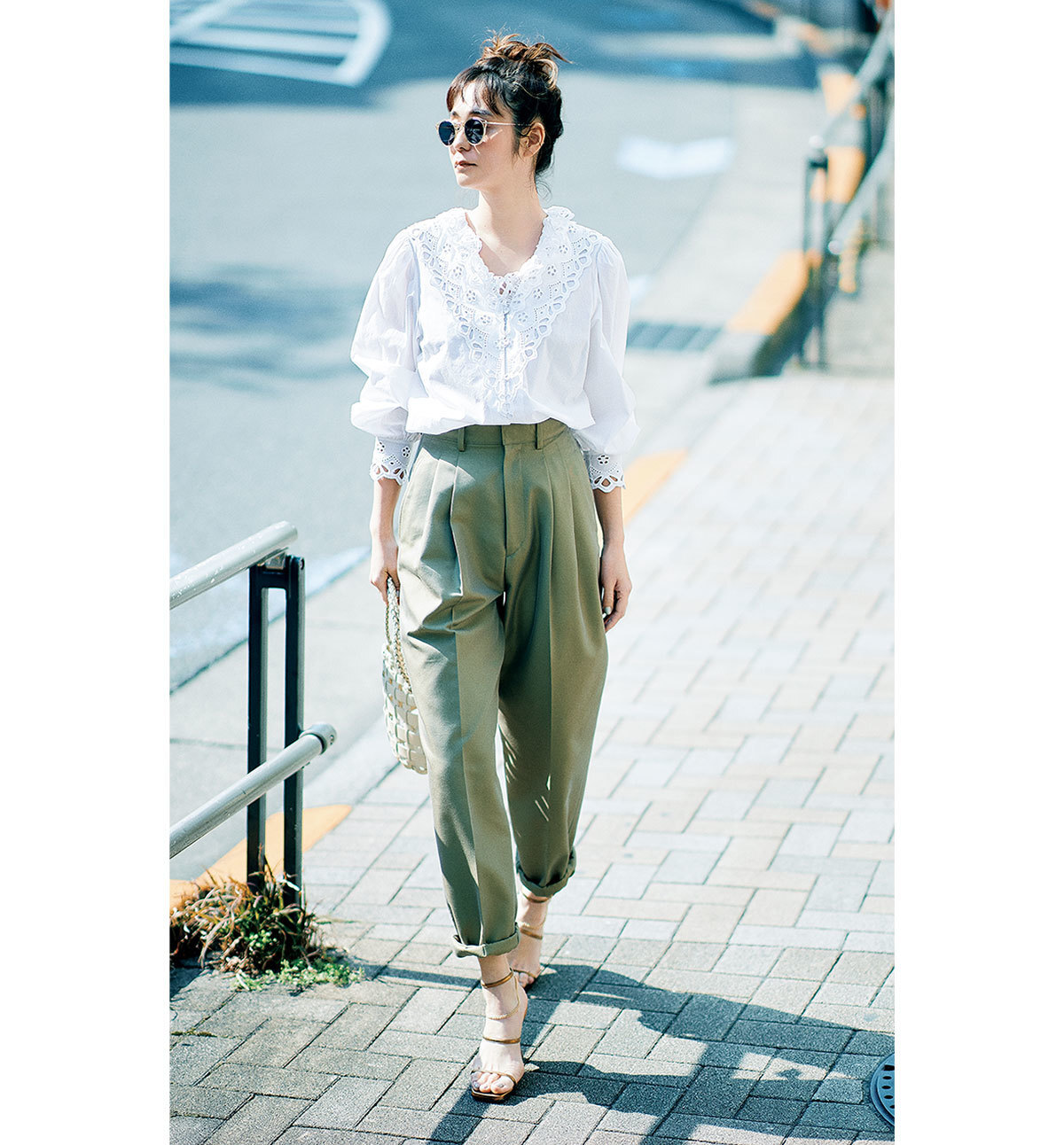 白コットンレースブラウス×ワークパンツ 竹下玲奈