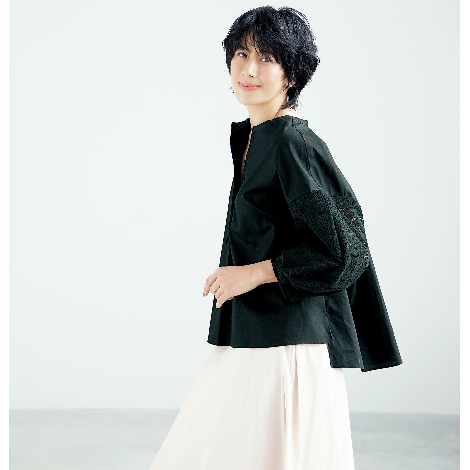 長谷川理恵さんが着こなす アラフィーの理想の細見え服とは Web Eclat 50代女性のためのファッション ビューティ ライフスタイル最新情報