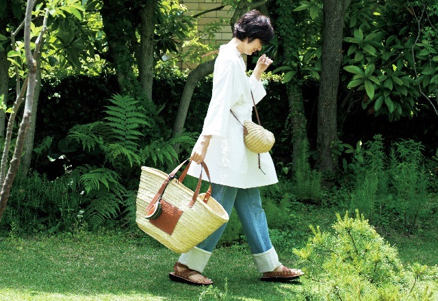 (上から)バスケットバッグ ラージ(34.5×57×30)¥72,600・ウォーターメロンコインパース¥55,000・ムーンシェルバッグ(18×22.5×16)¥80,300・ドレス¥155,100・デニム¥92,400・靴(参考商品)/ロエベ ジャパン クライアントサービス(ロエベ)
