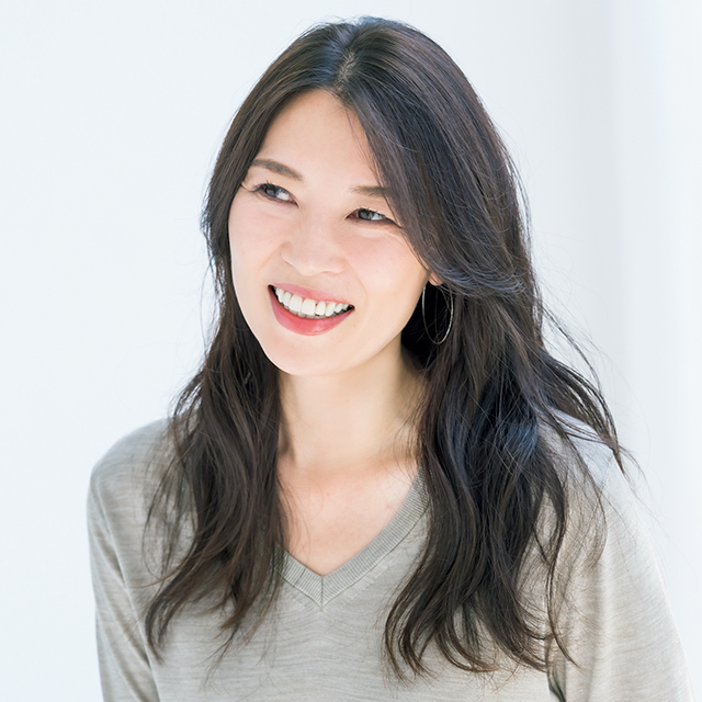 大人のロングヘアは前髪や毛先のアレンジで印象自由自在 50代髪型月間人気ランキングtop10 Web Eclat 50代 女性のためのファッション ビューティ ライフスタイル最新情報