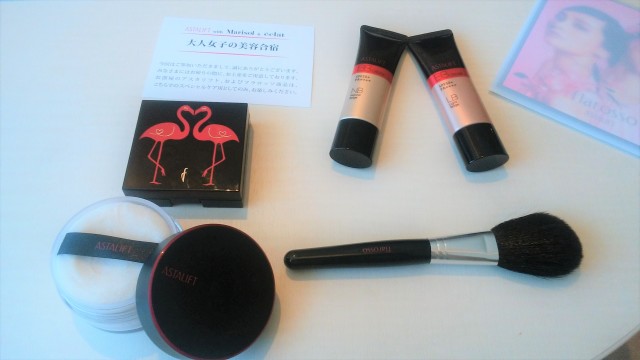まだまだ、凄かった!!!
メイク用品【ASTARIFT/Flarosso】!
/右上【BBクリーム/日中用美容液】
人気BBクリーム!有名ですよね(^^♪
透明感、しっとり肌&艶肌、カバー力、UVカットなども。忙しいアラフォーには、必需品!ナチュラルメイク好きの私は、大好きな商品の1つ。
/左上【ルーチハイライター】
/左下【ルースパウダー/フェイスパウダー】
とても細かなパウダーで、自然の仕上がり!上品で艶感ある肌に。