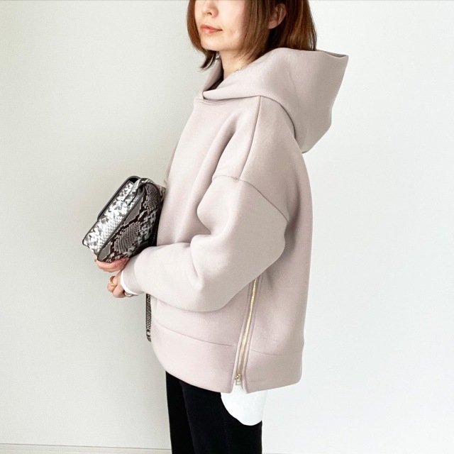 色違いも買ってました ベージュのジップアップフーディー Tomomiyuコーデ Happy Plus One ハピプラワン